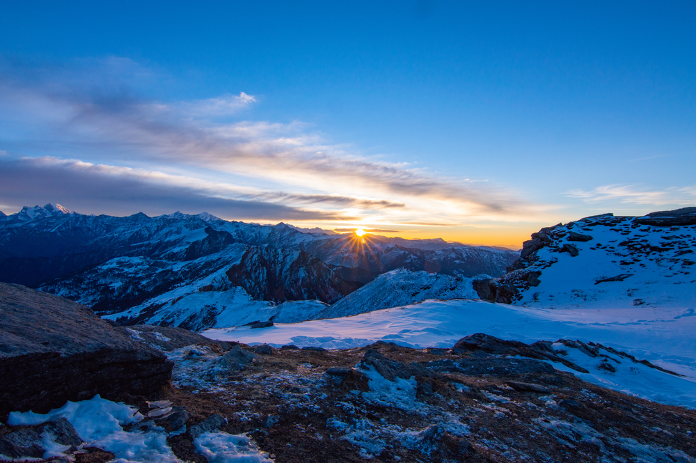  Image Alt Text: "Kedarkantha trek summit view with snow-covered Himalayan peaks at sunrise, Uttarakhand India"
